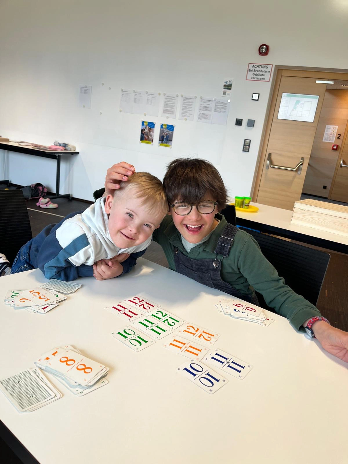 Zwei Buben mit Down-Syndrom
