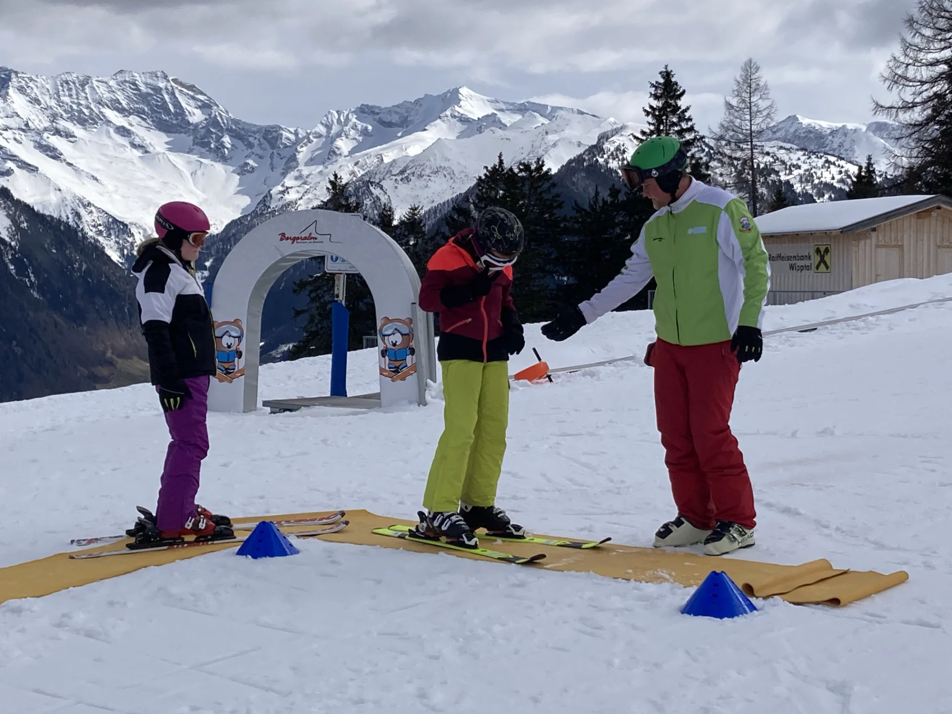 Skikurs in den Tiroler Bergen